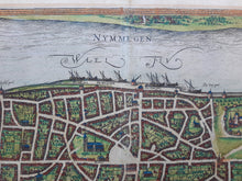 Afbeelding in Gallery-weergave laden, Nijmegen Stadsplattegrond in vogelvluchtperspectief - G Braun &amp; F Hogenberg - 1581